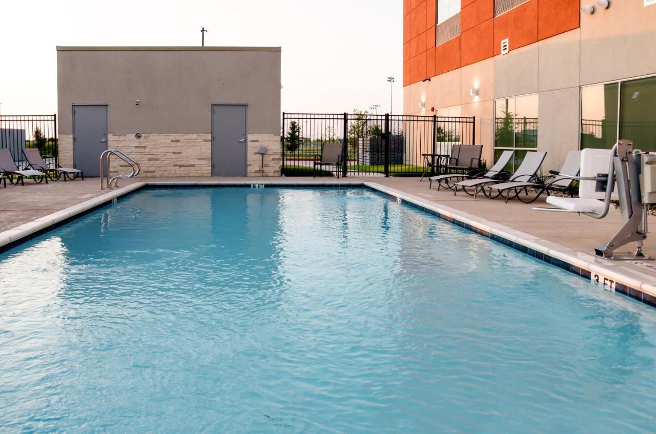 Holiday Inn Express & Suites Taylor By Ihg Екстериор снимка