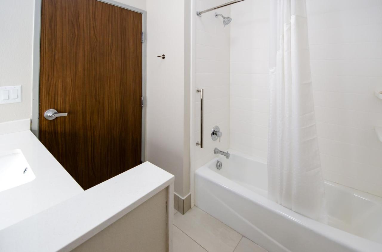 Holiday Inn Express & Suites Taylor By Ihg Екстериор снимка